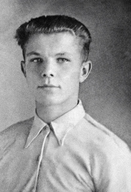 Юрий Гагарин во время учебы на литейщика в Люберцах. 1950 год